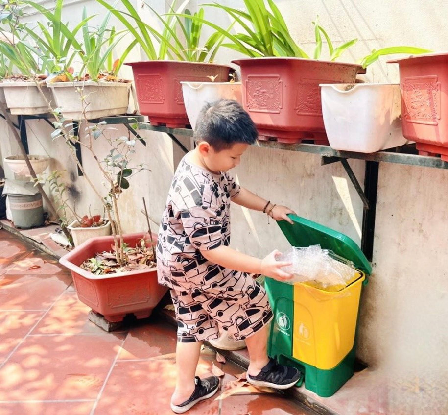 Nam Phong tự phân loại rác tại nhà và kêu gọi các bạn trong lớp cùng tham gia. Nam Phong tự phân loại rác tại nhà và kêu gọi các bạn trong lớp cùng tham gia.