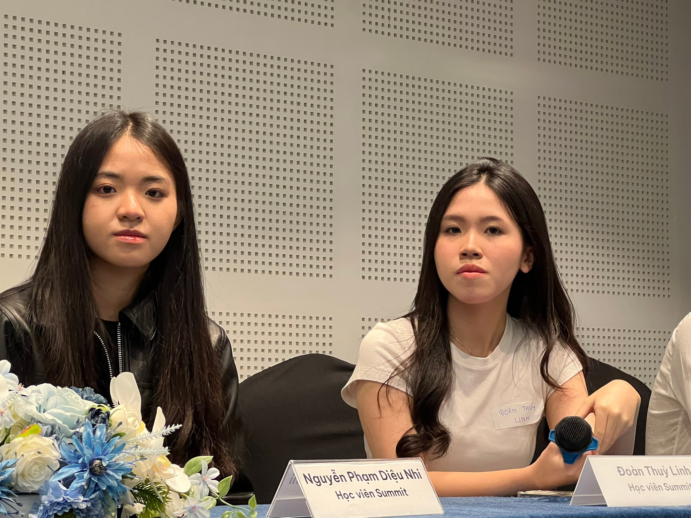 Diệu Nhi (bên trái) và Thuỳ Linh (bên phải) chia sẻ kinh nghiệm hoàn thiện hồ sơ xin học tại chương trình. Diệu Nhi (bên trái) và Thuỳ Linh (bên phải) chia sẻ kinh nghiệm hoàn thiện hồ sơ xin học tại chương trình.