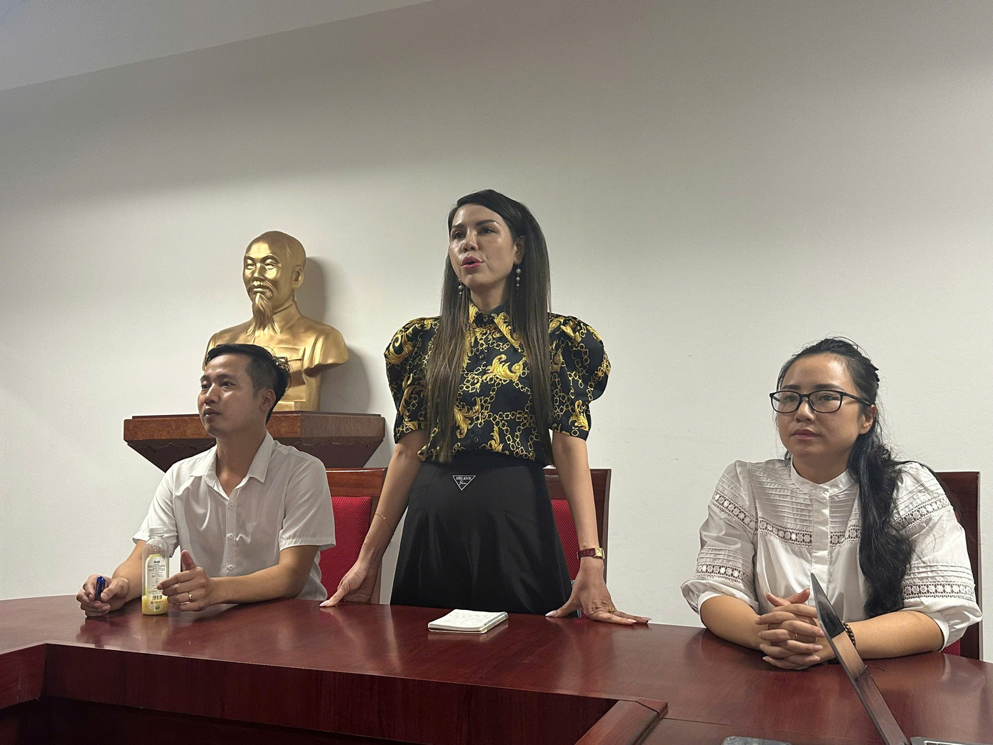 Ban giám hiệu Trường tiểu học Tây Mỗ 3 đã gặp gỡ nhằm trả lời các câu hỏi của phụ huynh học sinh. Ban giám hiệu Trường tiểu học Tây Mỗ 3 đã gặp gỡ nhằm trả lời các câu hỏi của phụ huynh học sinh.