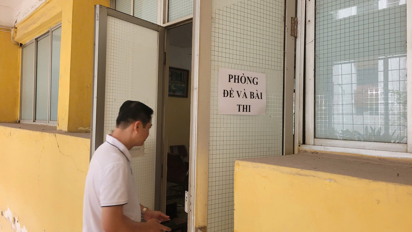 Phòng chứa đề thi, bài thi được lắp camera giám sát 24/24 và có sự bảo vệ của lực lượng an ninh.