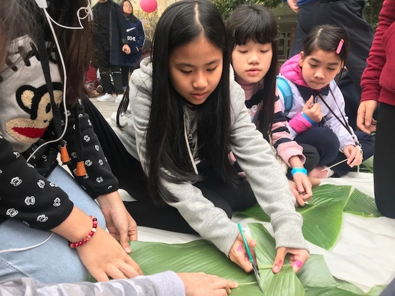 Tết là dịp học sinh được tham gia gói bánh chưng, tham gia nhiều hoạt động trải nghiệm thú vị khác. Tết là dịp học sinh được tham gia gói bánh chưng, tham gia nhiều hoạt động trải nghiệm thú vị khác.