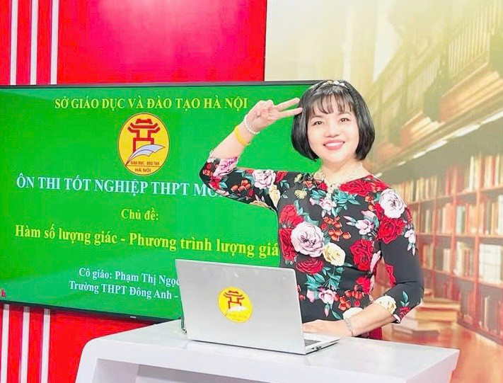 Cô Phạm Thị Ngọc Huệ trước giờ ôn thi tốt nghiệp THPT cho học sinh trên truyền hình.