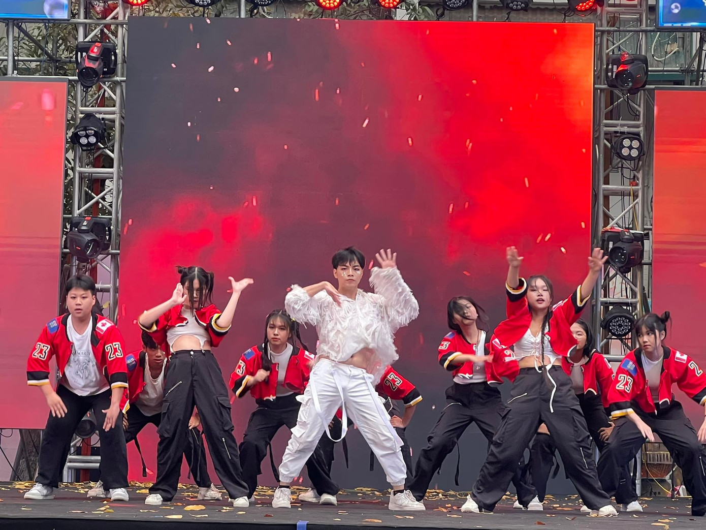 Học sinh trình diễn ấn tượng trong chương trình.