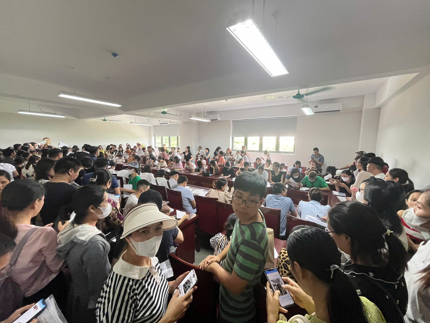 Hàng trăm phụ huynh có mặt tại Trường tiểu học Tây Mỗ 3, quận Nam Từ Liêm sáng nay. Hàng trăm phụ huynh có mặt tại Trường tiểu học Tây Mỗ 3, quận Nam Từ Liêm sáng nay.