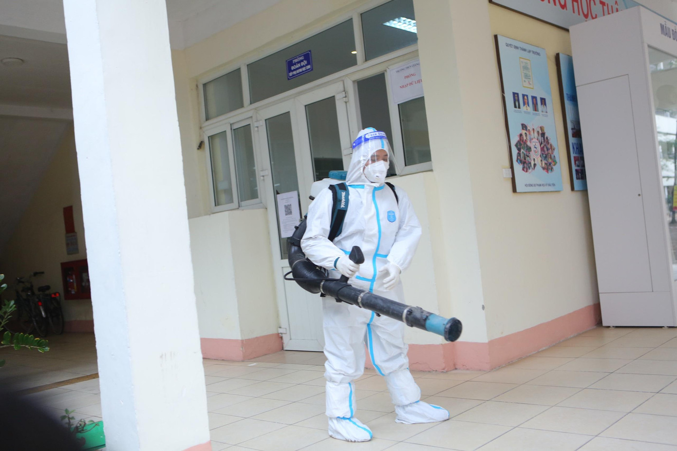 Đồng thời, nhân viên Y tế cũng sẽ đến phun khử khuẩn toàn bộ khu vực F0 đã tiếp xúc. Đồng thời, nhân viên Y tế cũng sẽ đến phun khử khuẩn toàn bộ khu vực F0 đã tiếp xúc.