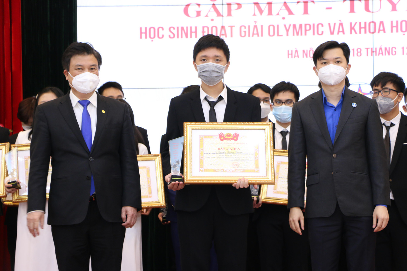 Anh Nguyễn Minh Triết, Bí thư T.Ư Đoàn và Thứ trưởng Nguyễn Hữu Độ trao Bằng khen của T.Ư Đoàn và biểu trưng của Bộ GD&amp;ĐT cho các học sinh.