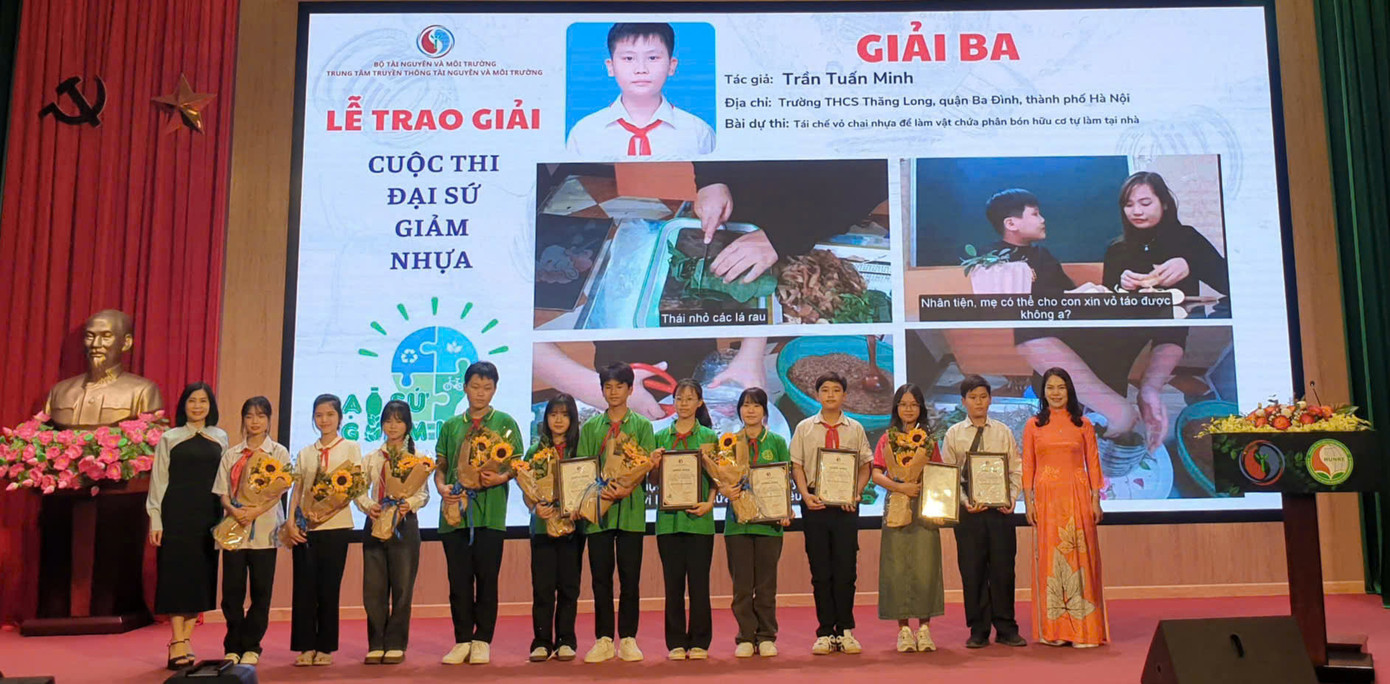 Trần Tuấn Minh, học sinh lớp 7D trường THCS Thăng Long, quận Ba Đình, Hà Nội giành giải Ba cuộc thi Đại sứ giảm nhựa.