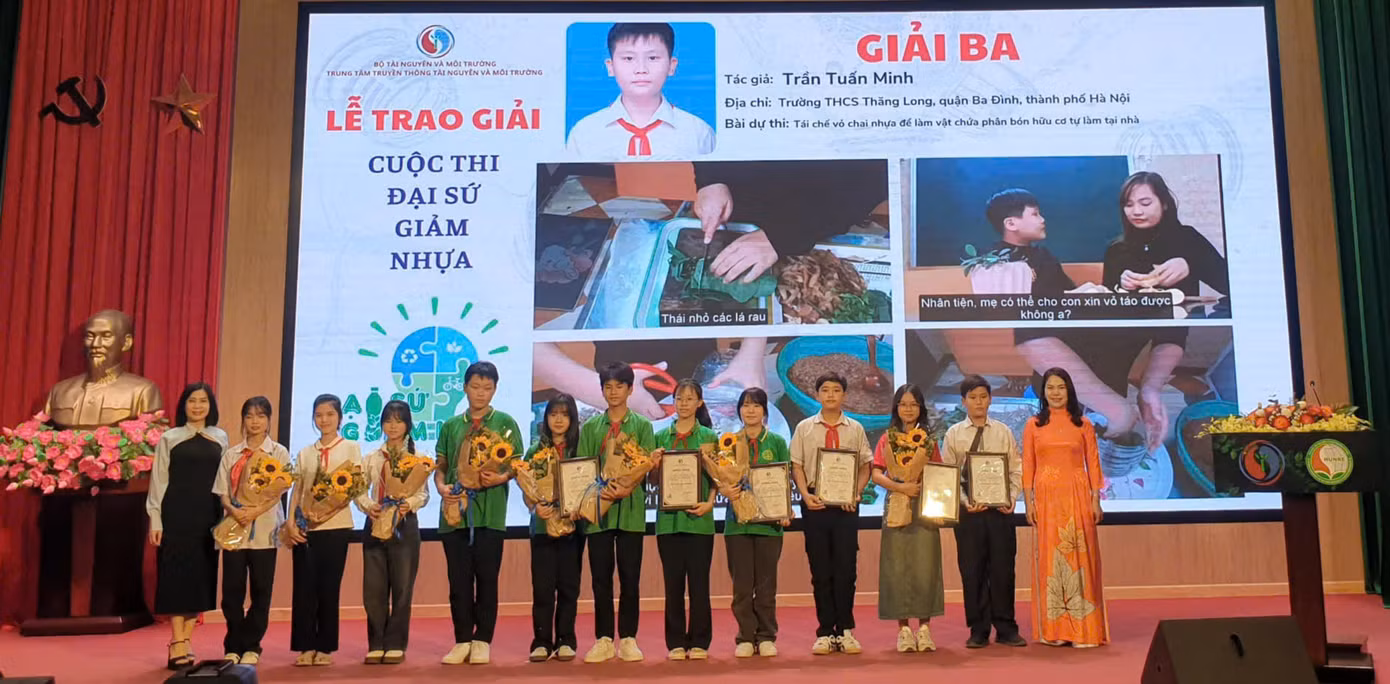 Trần Tuấn Minh, học sinh lớp 7D trường THCS Thăng Long, quận Ba Đình, Hà Nội giành giải Ba cuộc thi Đại sứ giảm nhựa.