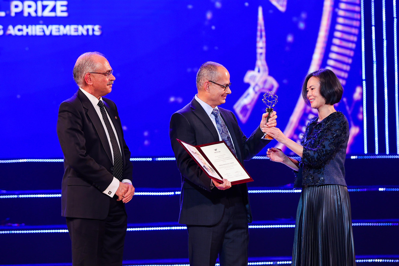 GS Nguyễn Thục Quyên và đồng nghiệp trao giải thưởng VinFuture lần thứ nhất. GS Nguyễn Thục Quyên và đồng nghiệp trao giải thưởng VinFuture lần thứ nhất.