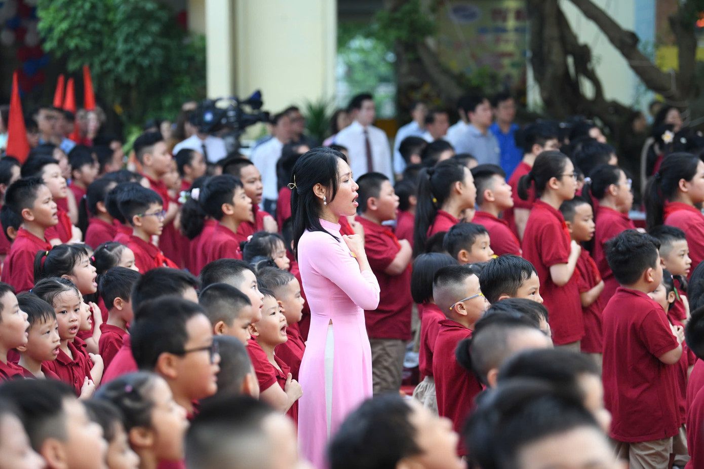 Cô trò Trường Phổ thông cơ sở Nguyễn Đình Chiểu trong giờ phút hát Quốc ca thiêng liêng.