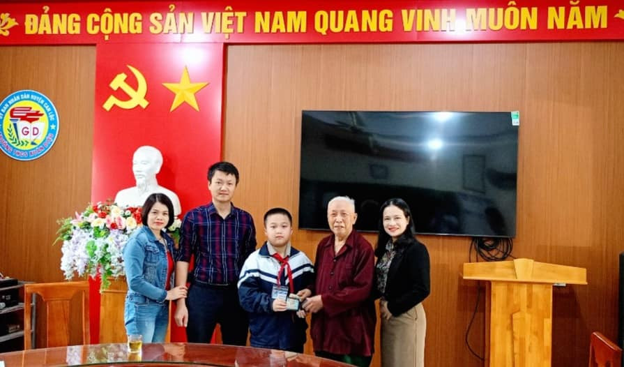 Em Nguyễn Phạm Văn Thăng (ở giữa) trao trả lại ví cho người đánh rơi. Em Nguyễn Phạm Văn Thăng (ở giữa) trao trả lại ví cho người đánh rơi.