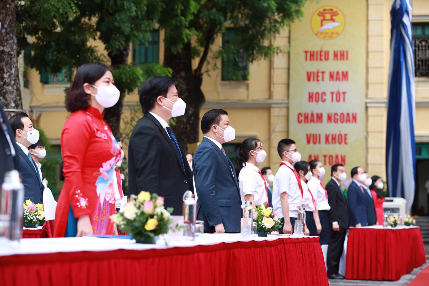 Các đại biểu chào cờ tại lễ khai giảng năm học mới 2021-2022 (ảnh: Mạnh Thắng) Các đại biểu chào cờ tại lễ khai giảng năm học mới 2021-2022 (ảnh: Mạnh Thắng)