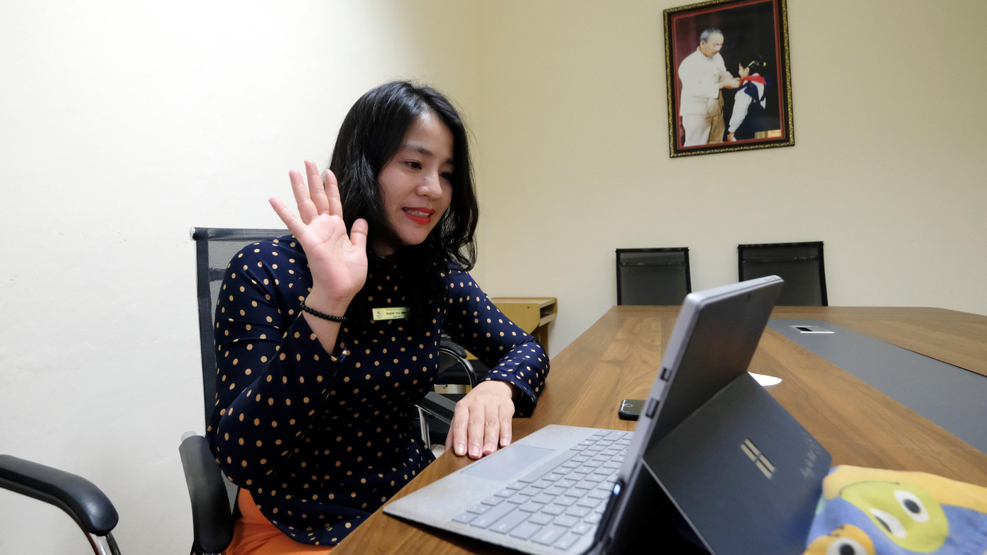 Cô Tuệ Minh, Trường THCS Giảng Võ đang chào học sinh qua phòng học trực tuyến (ảnh: Mạnh Thắng) Cô Tuệ Minh, Trường THCS Giảng Võ đang chào học sinh qua phòng học trực tuyến (ảnh: Mạnh Thắng)
