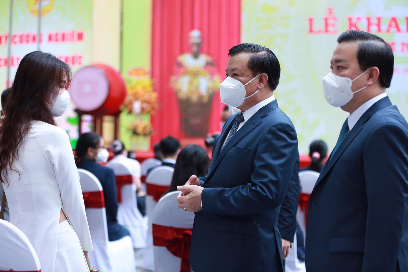 Lãnh đạo TP Hà Nội động viên, chia sẻ với học sinh trước thềm năm học mới tại lễ khai giảng. Lãnh đạo TP Hà Nội động viên, chia sẻ với học sinh trước thềm năm học mới tại lễ khai giảng.