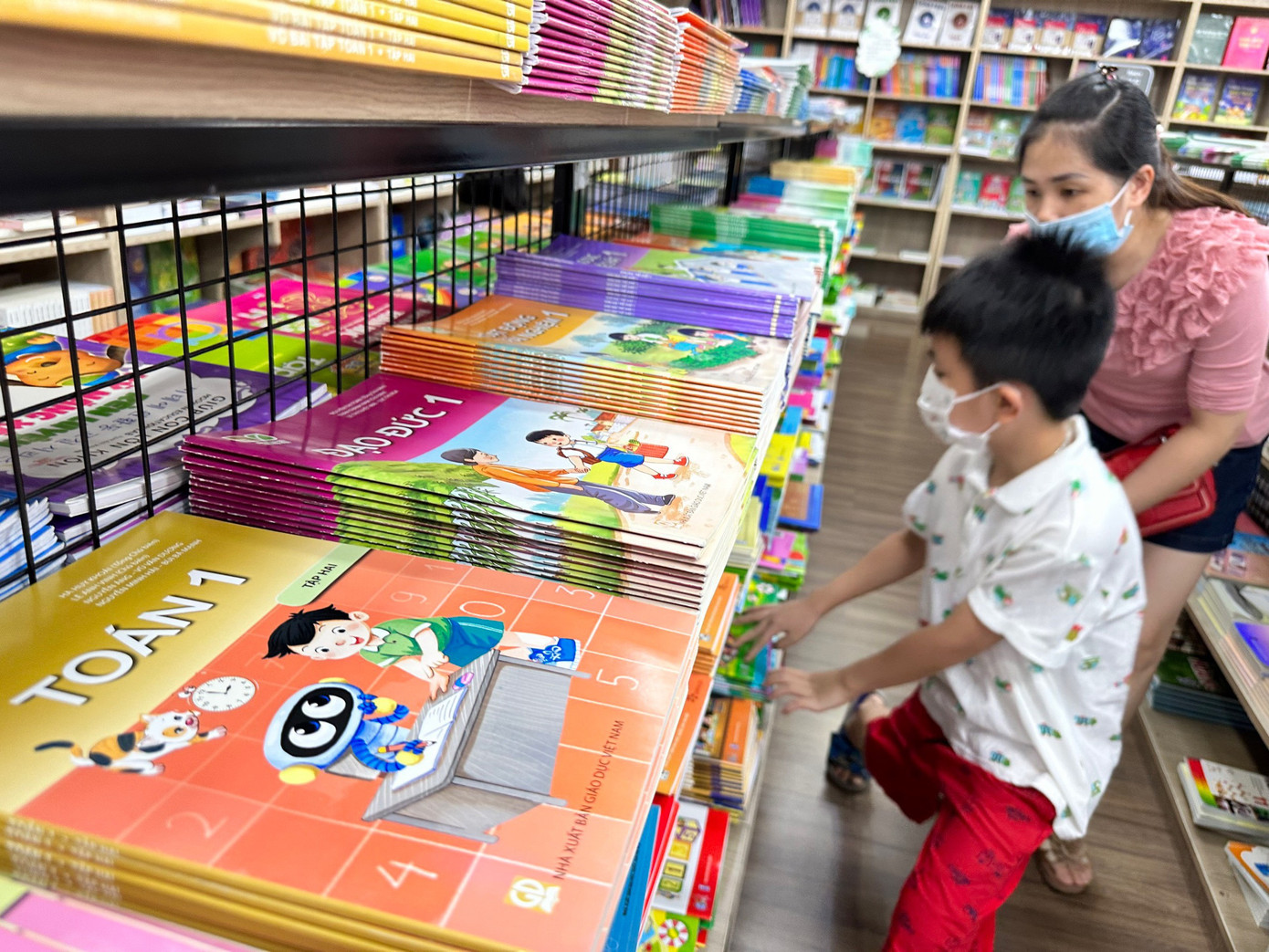 Dự thảo mới quy định, mỗi nhà trường sẽ thành lập Hội đồng lựa chọn sách giáo khoa và cho toàn bộ giáo viên môn học tham gia lựa chọn sách giáo khoa của các môn học.