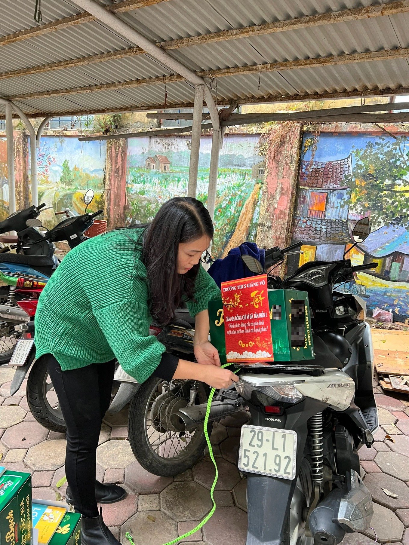 Năm ngoái, Trường THCS Giảng Võ cũng có cách tặng quà Tết đặc biệt cho hơn 170 cán bộ giáo viên, nhân viên của trường bằng cách bí mật chằng néo thùng bia, túi quà ở xe thầy cô.