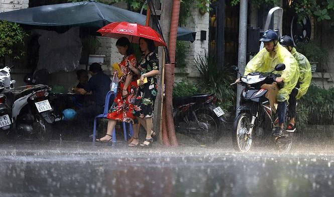 Bão số 3 nối với rãnh áp thấp khiến các tỉnh miền Bắc có mưa nhiều ngày tới.