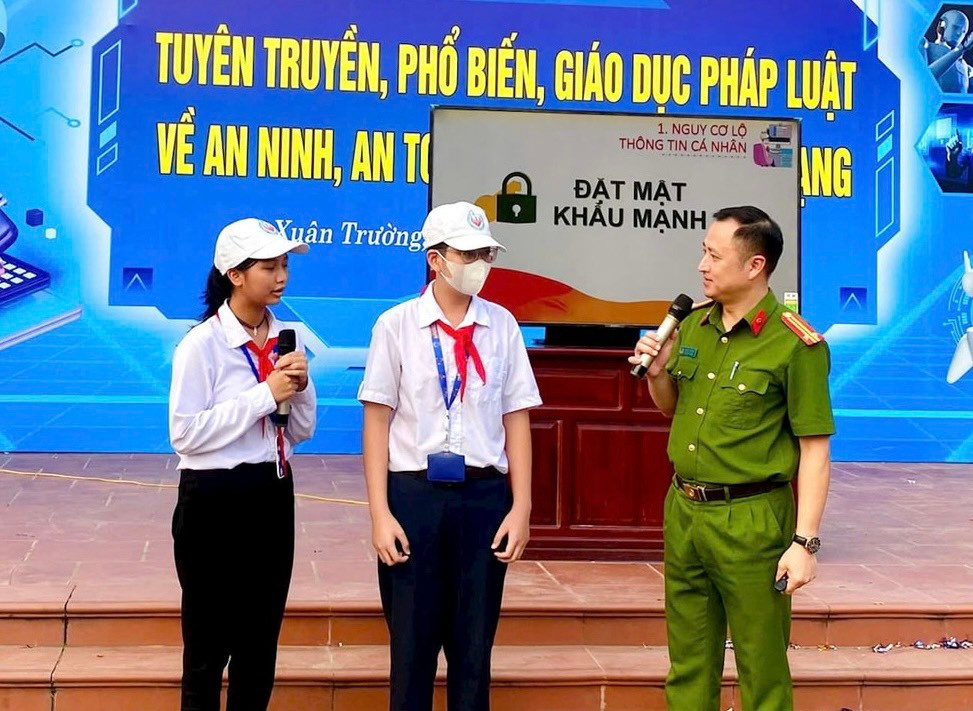 Bộ GD&ĐT yêu cầu các đơn vị trực thuộc, các Sở GD&ĐT đẩy mạnh công tác tuyên truyền, phổ biến pháp luật cho đội ngũ cán bộ, giáo viên, học sinh, sinh viên, tránh bị lừa đảo. Bộ GD&ĐT yêu cầu các đơn vị trực thuộc, các Sở GD&ĐT đẩy mạnh công tác tuyên truyền, phổ biến pháp luật cho đội ngũ cán bộ, giáo viên, học sinh, sinh viên, tránh bị lừa đảo.