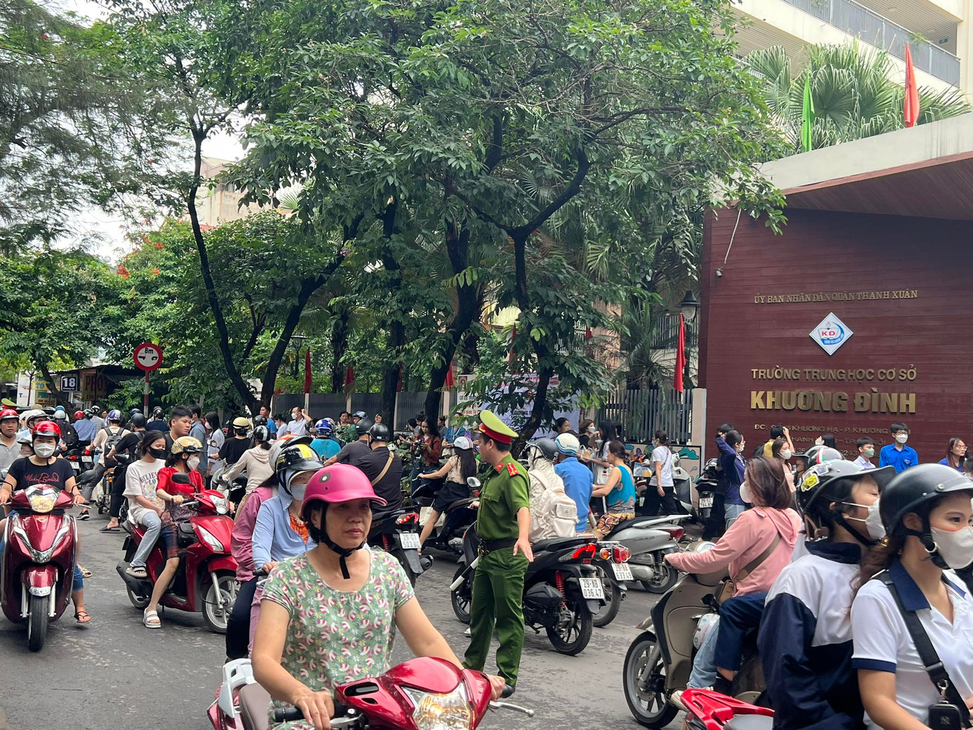 Lực lượng công an phân luồng trước cổng 2 điểm thi THCS Khương Đình và Tiểu học, THCS - THPT Khương Hạ. Lực lượng công an phân luồng trước cổng 2 điểm thi THCS Khương Đình và Tiểu học, THCS - THPT Khương Hạ.