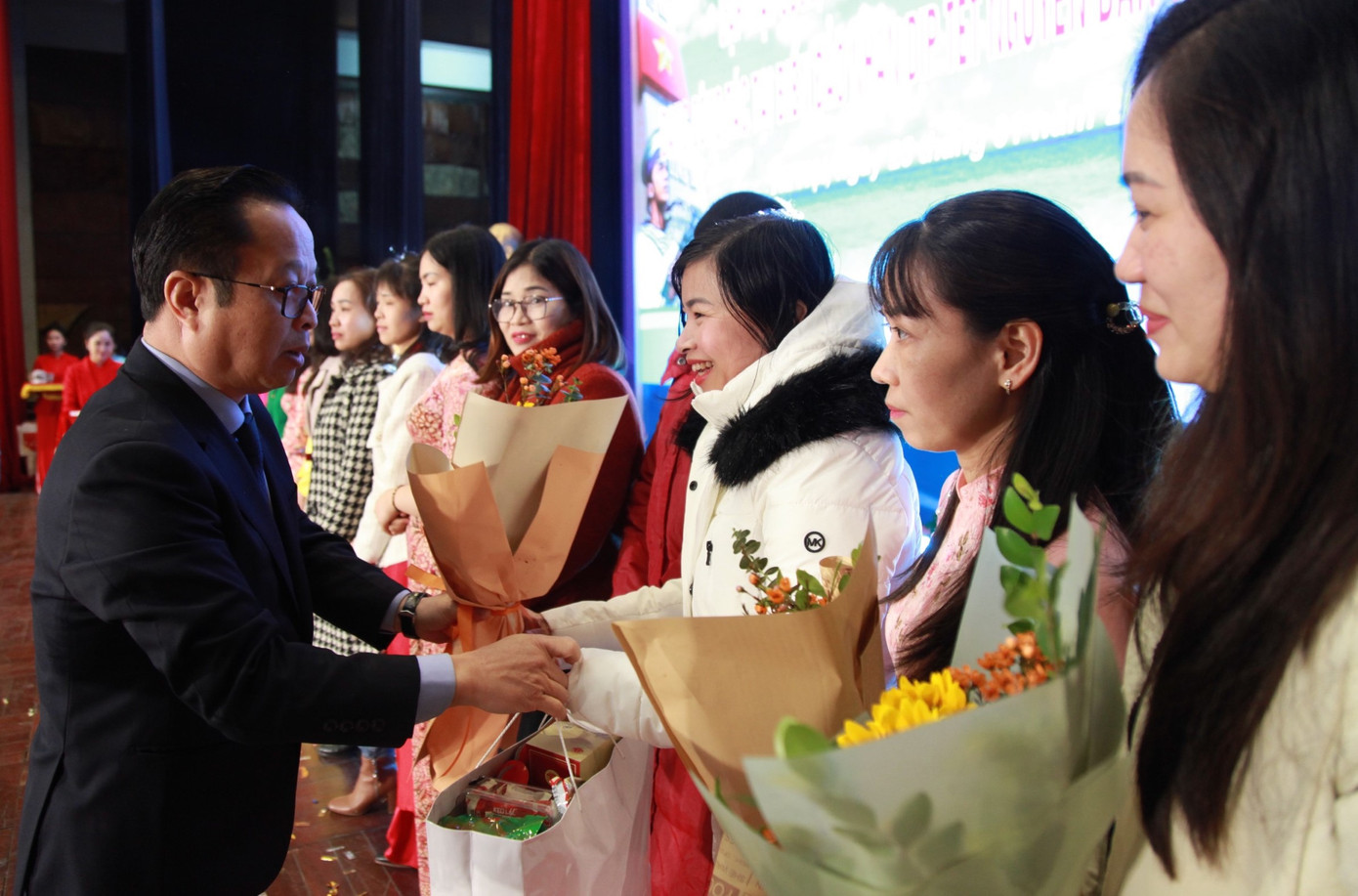 Lãnh đạo Sở GD&ĐT Hà Nội tặng quà Tết, động viên các cô giáo là vợ chiến sĩ công tác ở biển đảo. Lãnh đạo Sở GD&ĐT Hà Nội tặng quà Tết, động viên các cô giáo là vợ chiến sĩ công tác ở biển đảo.