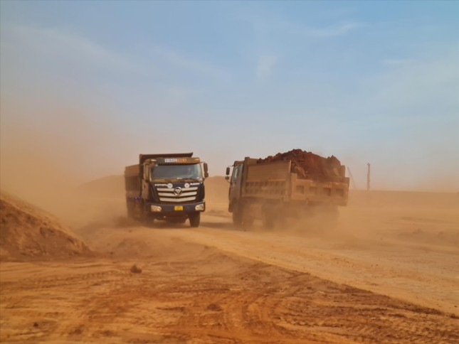 Sân bay Long Thành phát tán bụi đỏ, ảnh hưởng nghiêm trọng đến đời sống người dân khu vực xung quanh.