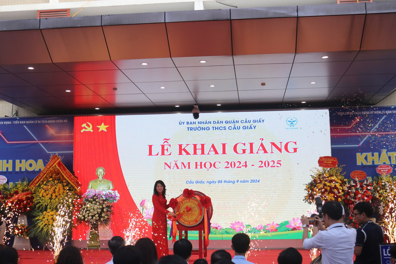 Cô trò Trường THCS Cầu Giấy hân hoan niềm vui trong lễ khai giảng để bắt đầu một năm học mới.