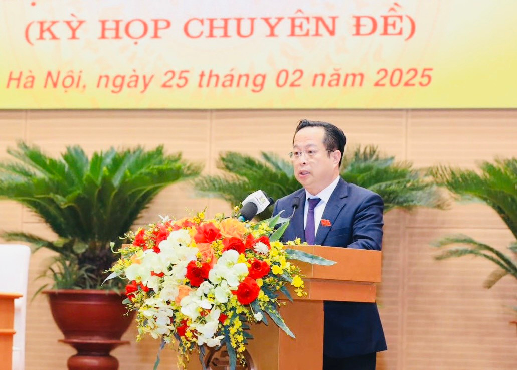 Ông Trần Thế Cương, Giám đốc Sở GD&amp;ĐT Hà Nội báo cáo về việc chi thưởng theo Nghị định 73 tại kỳ họp HĐND sáng 25/2.