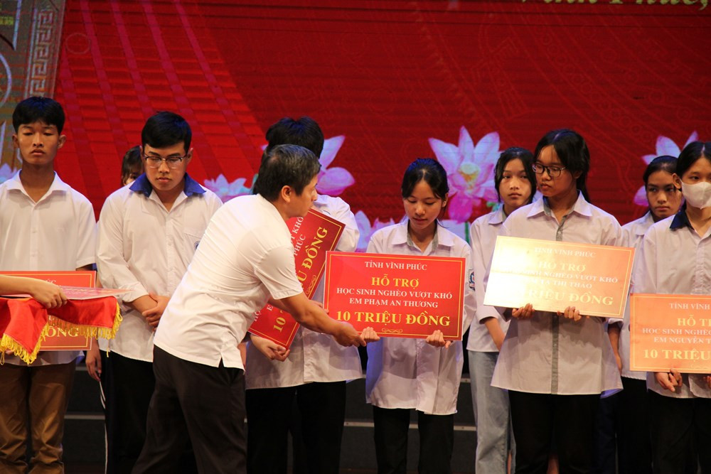 Tỉnh Vĩnh Phúc chi tiền thưởng cho học sinh, giáo viên giỏi ở mức trên 5 tỷ đồng, và hỗ trợ cho học sinh nghèo vươn lên học tập 5,3 tỉ đồng.