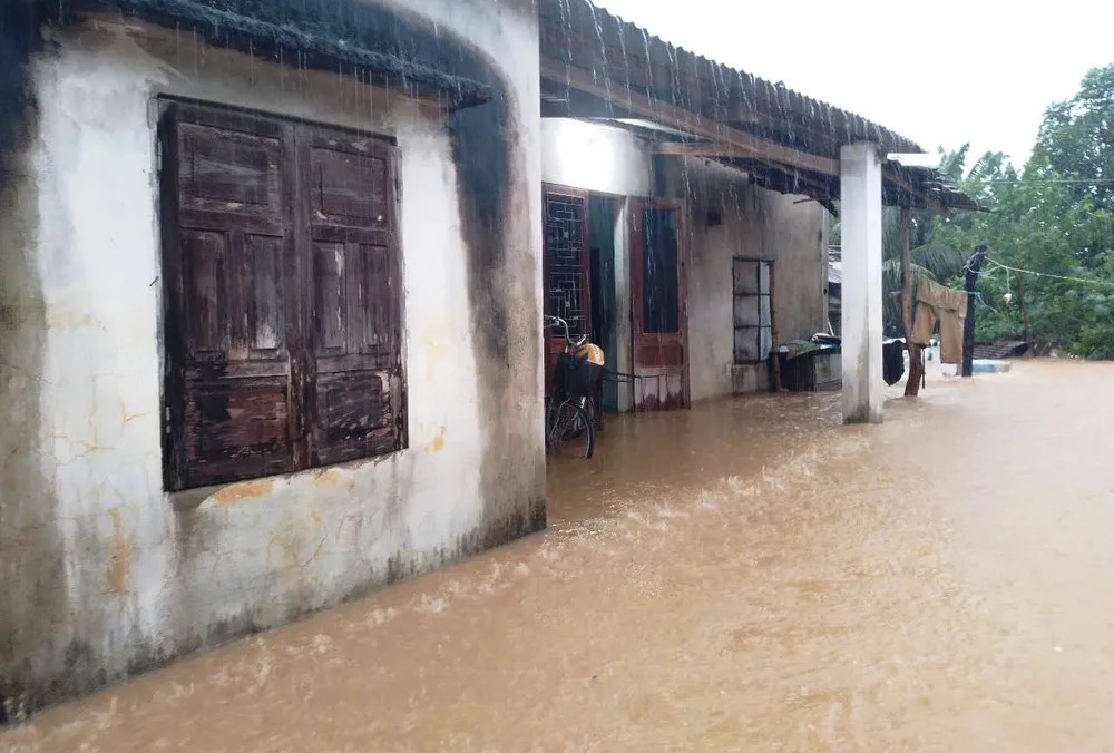 Bão số 1 gây mưa lũ kỷ lục ở miền Trung.