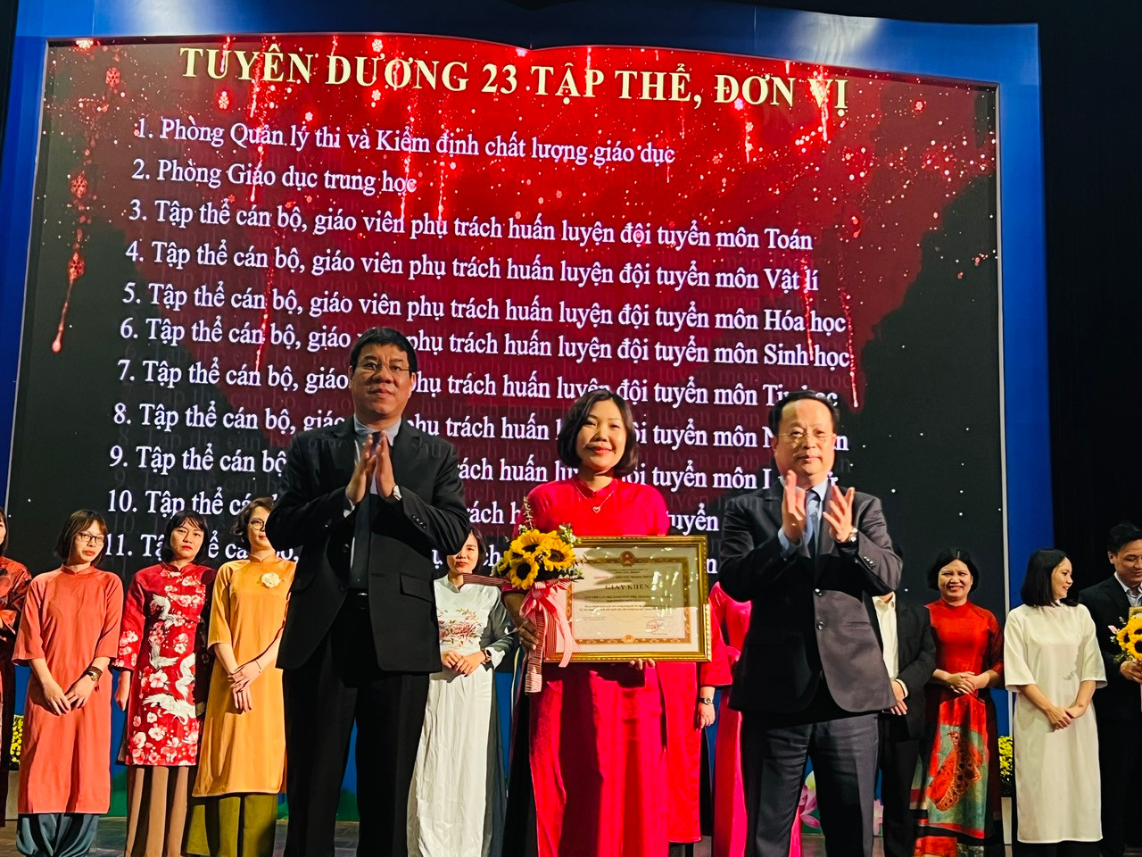 Sở GD&amp;ĐT cũng khen thưởng tập thể cán bộ, giáo viên phụ trách huấn luyện đội tuyển.