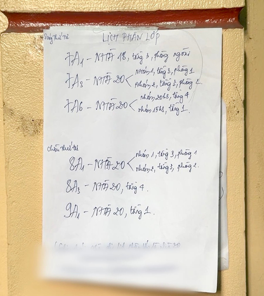 Lịch học của một trung tâm học thêm tại quận Đống Đa (Hà Nội) được phân theo lớp như ở trường học. Phụ huynh cho rằng, nếu chỉ tự nguyện đăng ký học thêm, sẽ không có chuyện cả lớp cùng đi học.