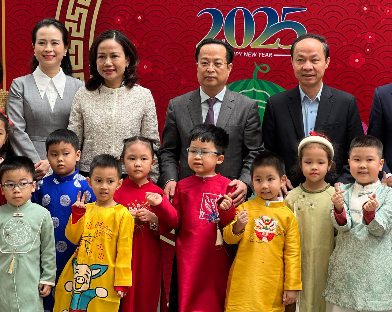 Lãnh đạo Sở GD&ĐT Hà Nội và trẻ mầm non Trường Mẫu giáo Việt Triều - Hữu nghị. Lãnh đạo Sở GD&ĐT Hà Nội và trẻ mầm non Trường Mẫu giáo Việt Triều - Hữu nghị.