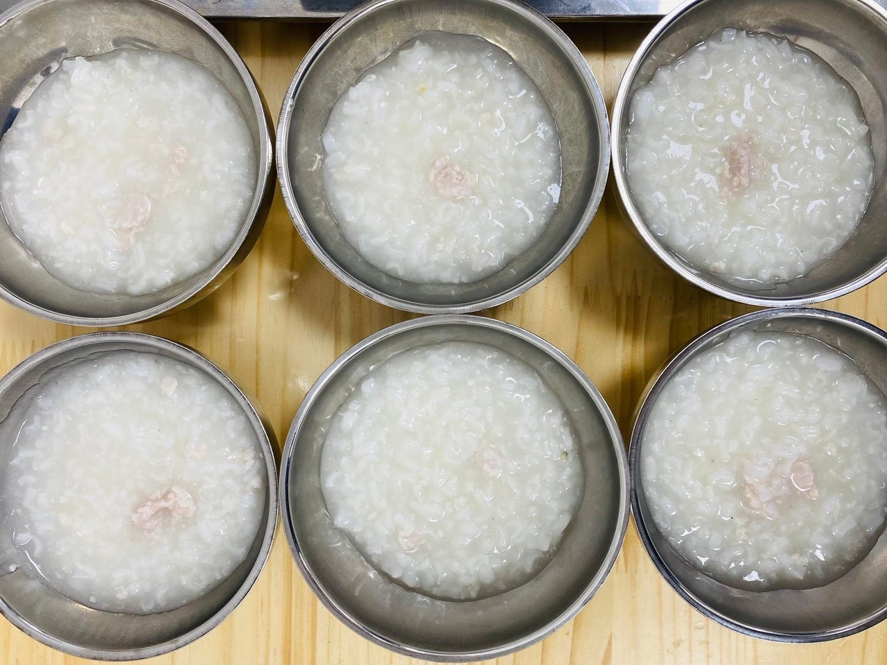 Phụ huynh tố suất ăn của trẻ quá lèo tèo.