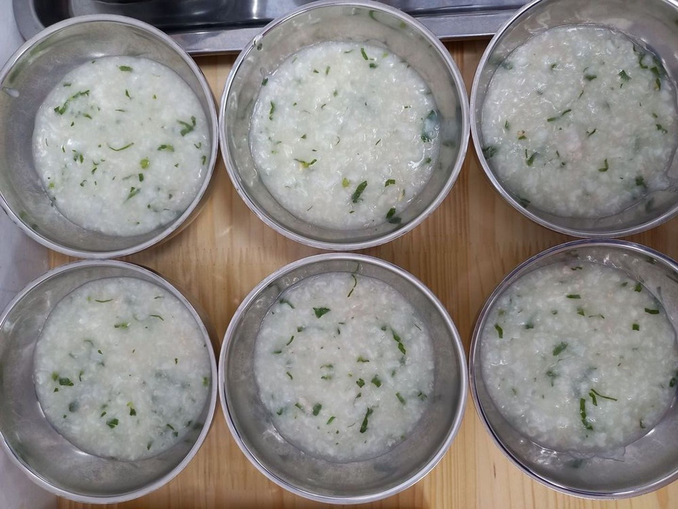 Trên thực tế, các bữa ăn của trẻ lèo tèo, cháo rơi rớt tí thịt.