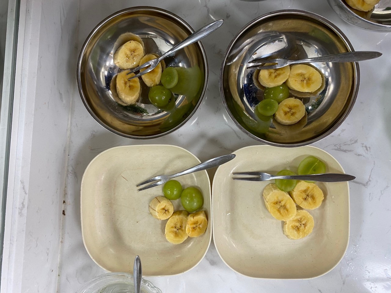 Còn đây là một bữa tráng miệng của trẻ với thực đơn là chuối và nho. Điều khiến phụ huynh bức xúc là mỗi trẻ được chia 1 quả nho cắt đôi và 3 lát chuối mỏng.