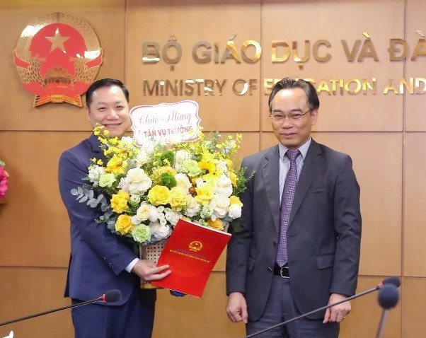 Thứ trưởng Bộ GD&ĐT Hoàng Minh Sơn (bên phải) trao quyết định và tặng hoa chúc mừng ông Nguyễn Tiến Thảo. Thứ trưởng Bộ GD&ĐT Hoàng Minh Sơn (bên phải) trao quyết định và tặng hoa chúc mừng ông Nguyễn Tiến Thảo.