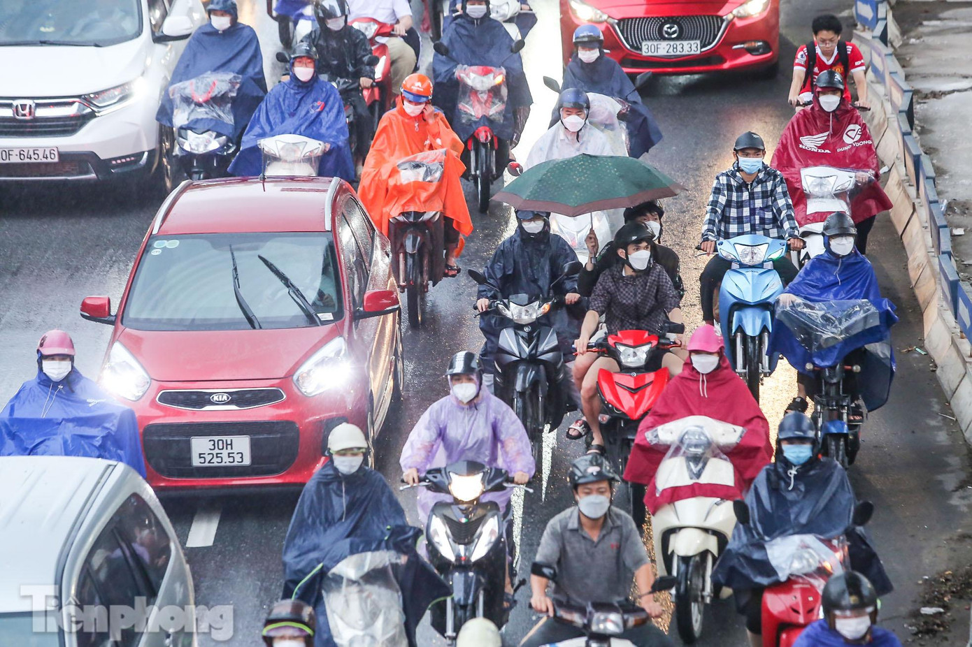 Miền Bắc chuyển mưa, trời se lạnh trong hôm nay. Ảnh: Duy Phạm.