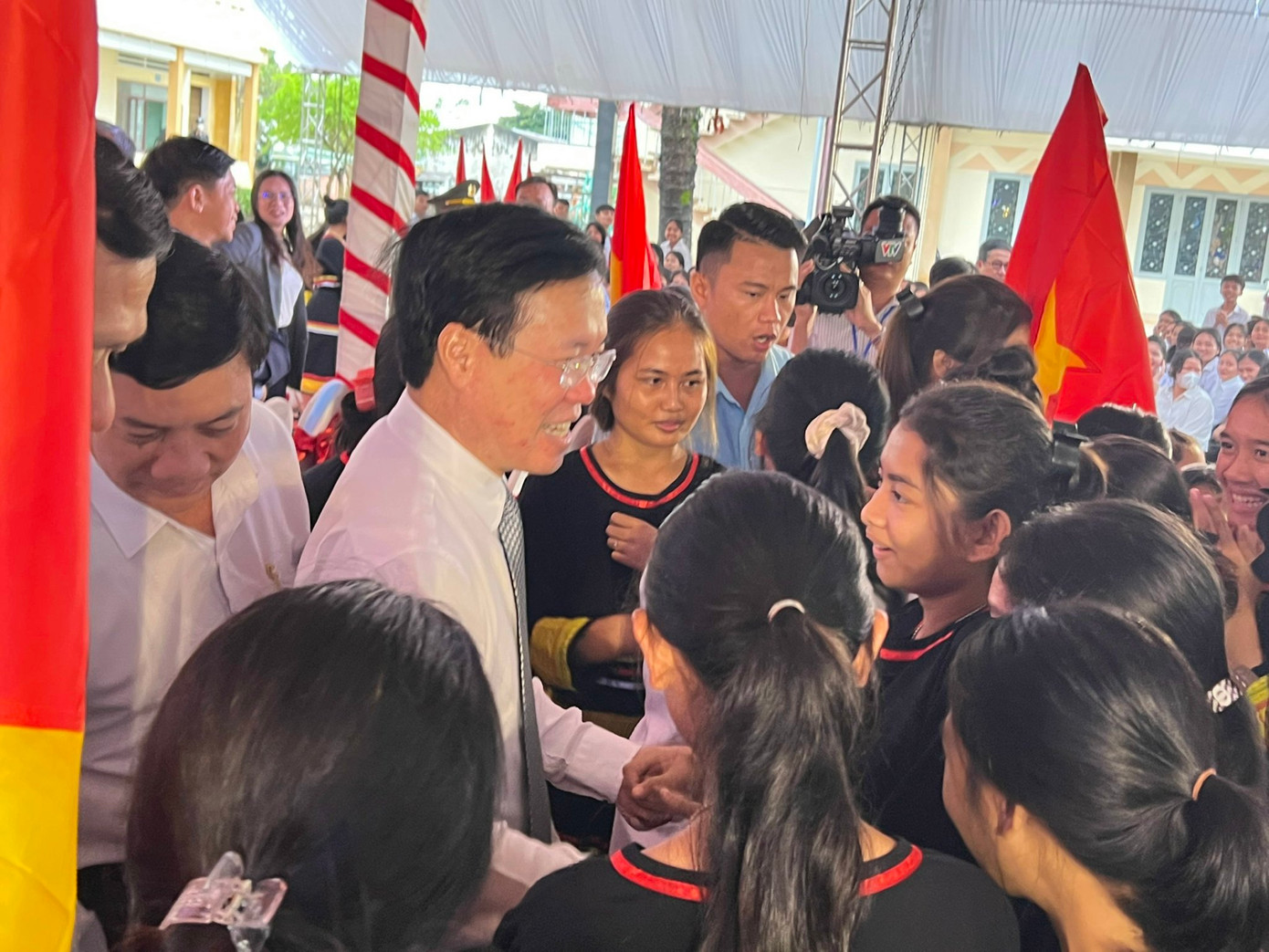 Chủ tịch nước Võ Văn Thưởng chia vui với học sinh, thầy cô giáo Trường Phổ thông dân tộc nội trú tỉnh Gia Lai trong lễ khai giảng năm học mới 2023 -2024.