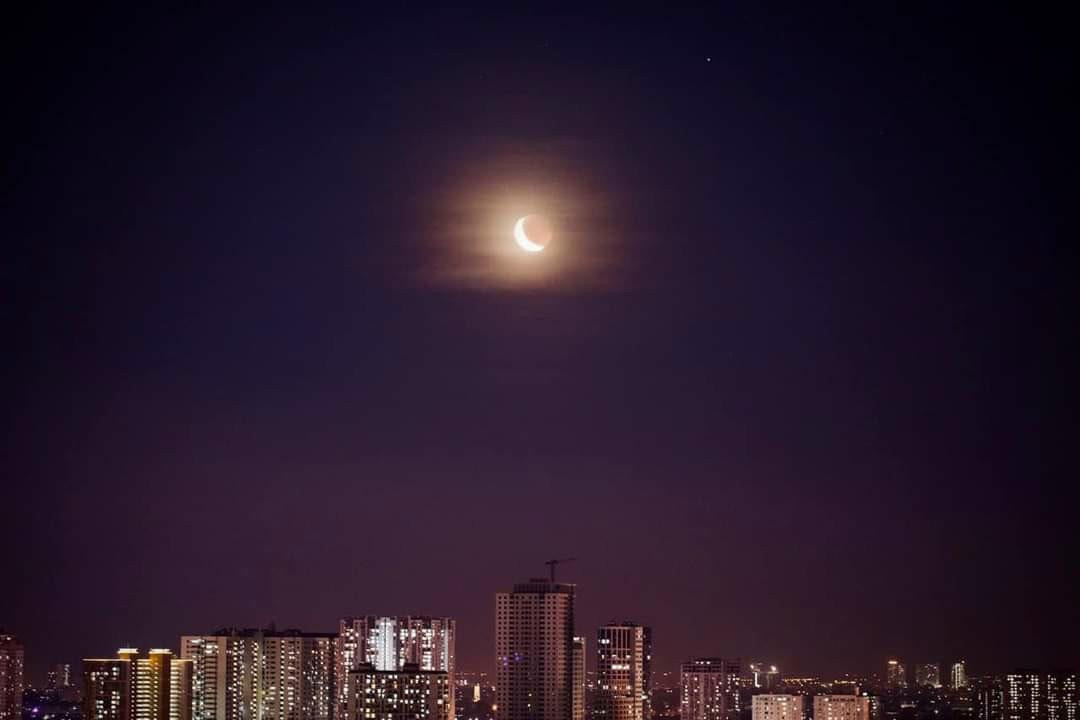 Nguyệt thực và siêu trăng tối qua trên bầu trời Hà Nội. Ảnh: ĐT.