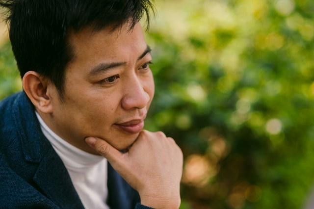 Nhà văn Hoàng Anh Tú: "Học sinh gặp rất nhiều vấn đề trong khi người lớn nghĩ chỉ cần đi kiếm tiền, nuôi sống là xong". Nhà văn Hoàng Anh Tú: "Học sinh gặp rất nhiều vấn đề trong khi người lớn nghĩ chỉ cần đi kiếm tiền, nuôi sống là xong".