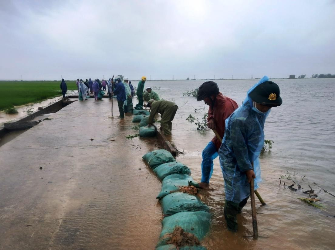 Nguy cơ ngập úng diện rộng ở nhiều tỉnh miền Trung do mưa lớn kéo dài.