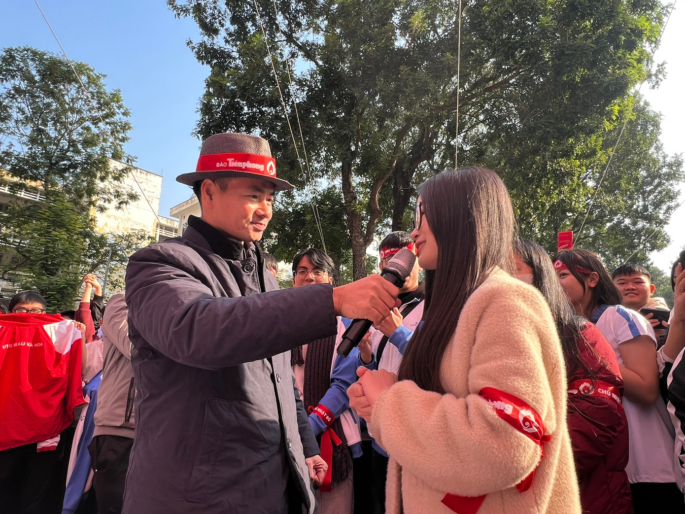 Nghệ sĩ nhân dân Xuân Bắc giao lưu với sinh viên.