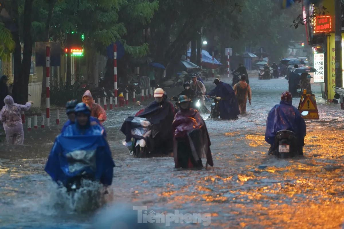 Hà Nội đón trận mưa cường suất lớn vào chiều 30/6 gây ngập úng ở nhiều tuyến đường. Hà Nội đón trận mưa cường suất lớn vào chiều 30/6 gây ngập úng ở nhiều tuyến đường.