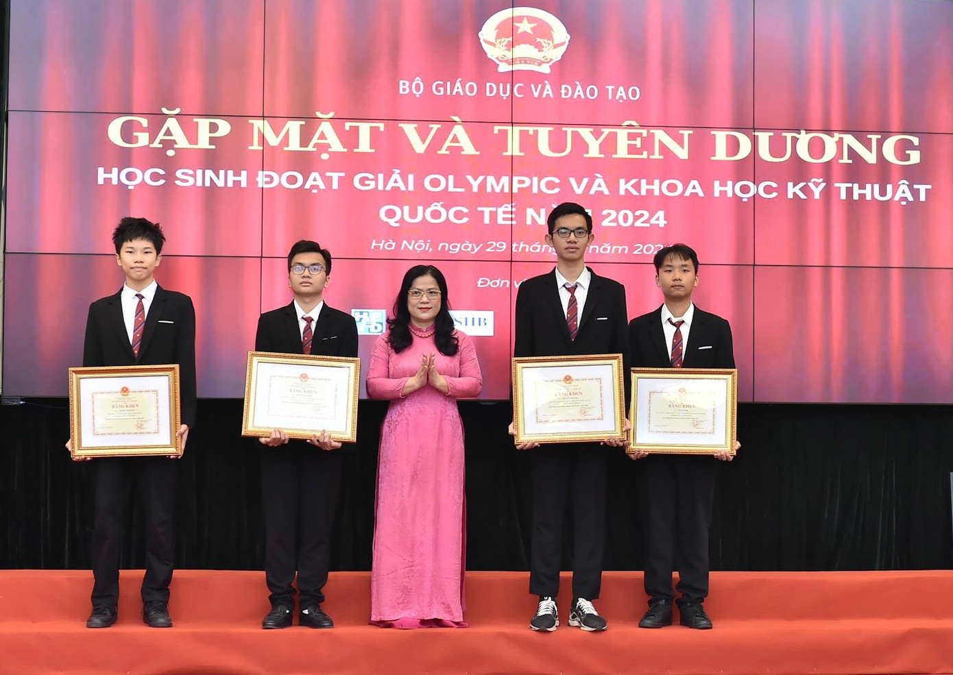 Thứ trưởng Bộ GD&ĐT Nguyễn Thị Kim Chi tặng Bằng khen Bộ trưởng Bộ GD&ĐT cho các học sinh. Thứ trưởng Bộ GD&ĐT Nguyễn Thị Kim Chi tặng Bằng khen Bộ trưởng Bộ GD&ĐT cho các học sinh.