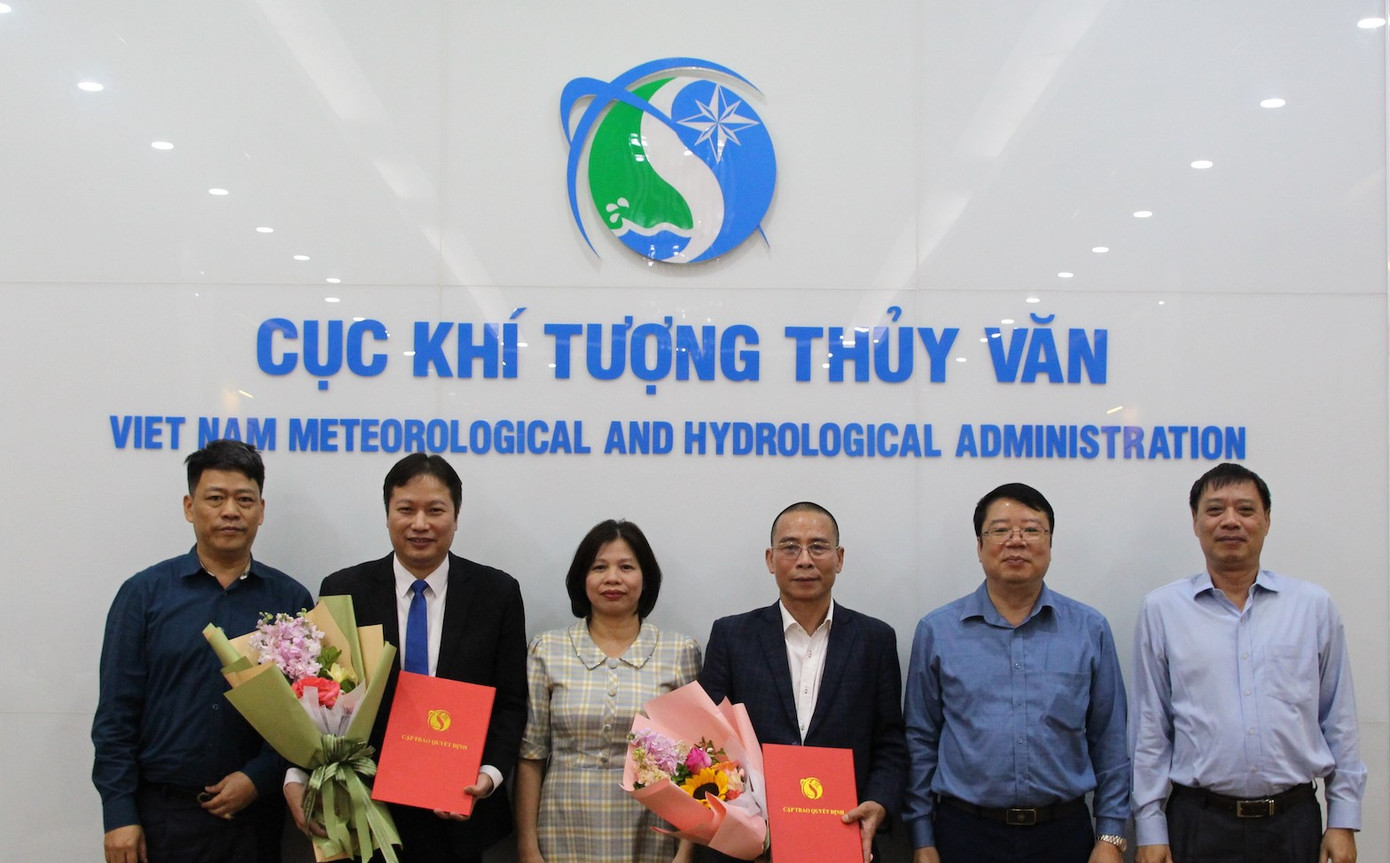 Lãnh đạo Cục Khí tượng Thuỷ văn trao quyết định bổ nhiệm lãnh đạo cho các đơn vị.