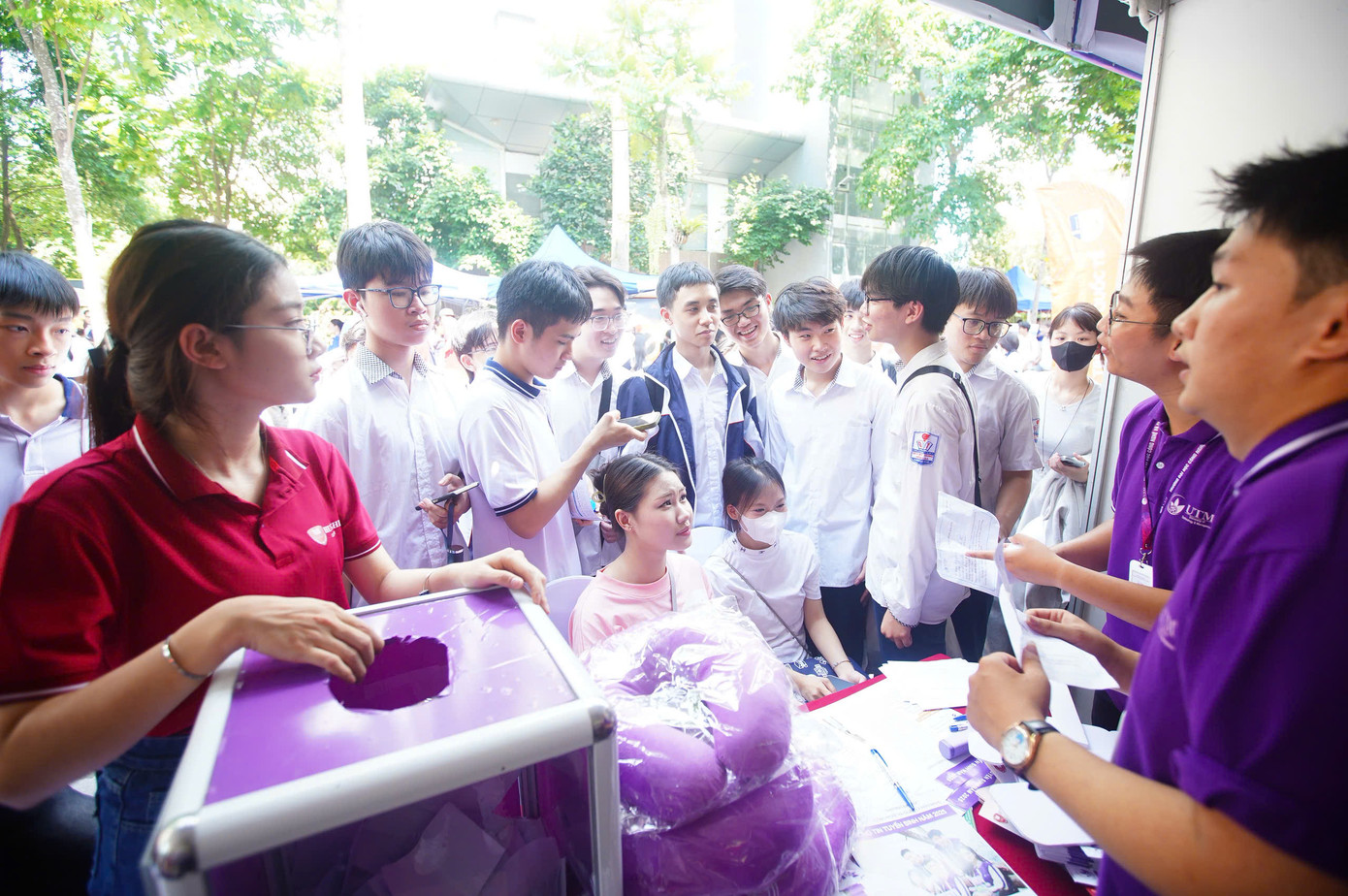 Học sinh quan tâm đến tuyển sinh của các trường đại học tại chương trình. (Ảnh: Duy Phạm) Học sinh quan tâm đến tuyển sinh của các trường đại học tại chương trình. (Ảnh: Duy Phạm)