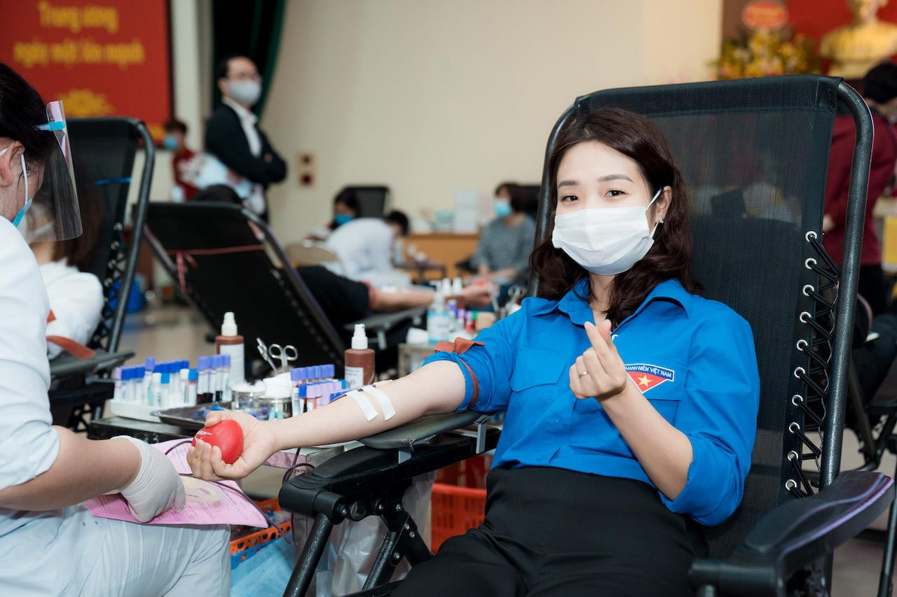 Giới trẻ MobiFone tích cực tham gia hiến máu tình nguyện.