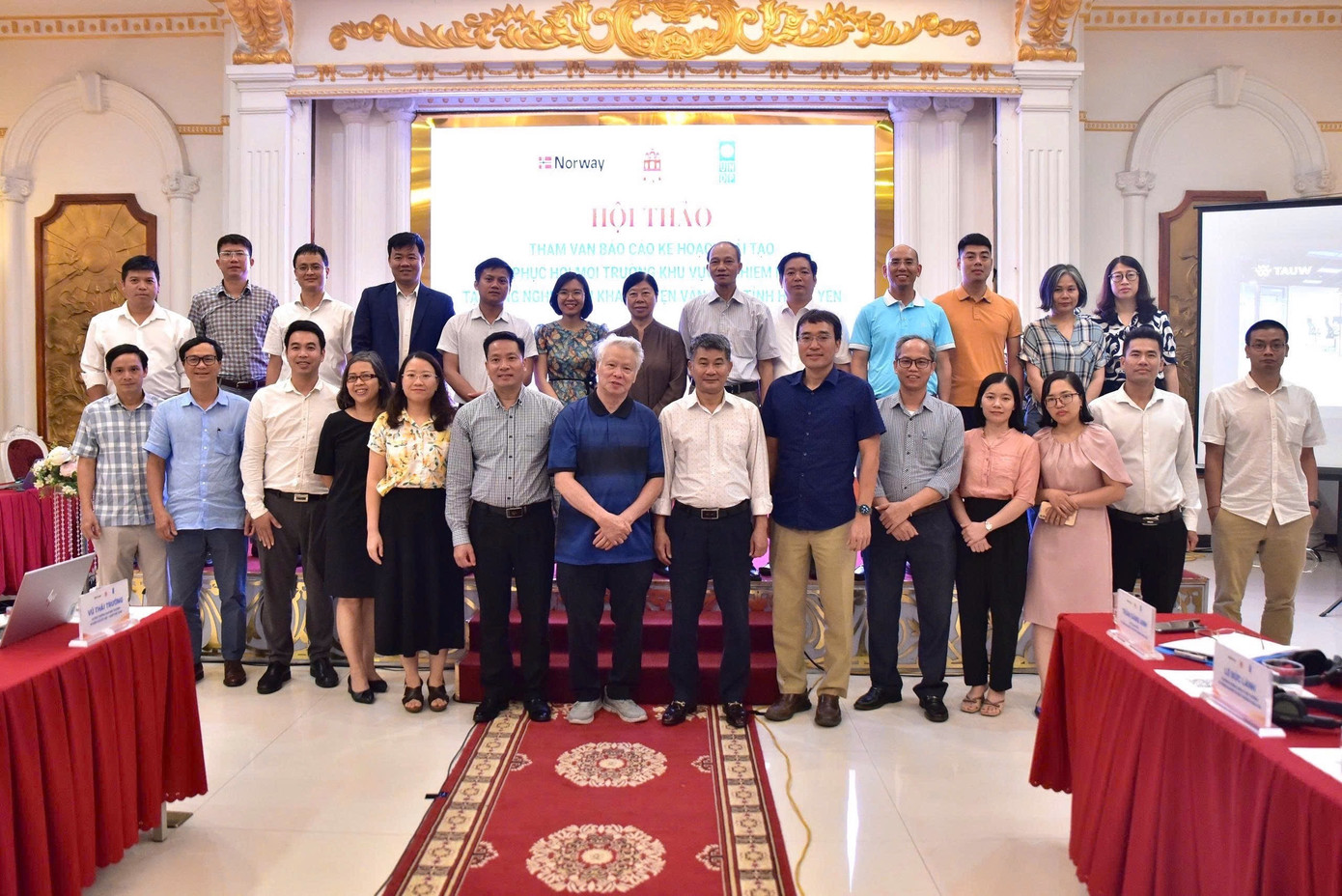 Các chuyên gia họp bàn để tìm giải pháp phục hồi môi trường làng nghề Minh Khai ngày 27/6. Các chuyên gia họp bàn để tìm giải pháp phục hồi môi trường làng nghề Minh Khai ngày 27/6.