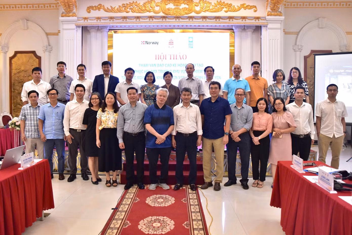 Các chuyên gia họp bàn để tìm giải pháp phục hồi môi trường làng nghề Minh Khai ngày 27/6.
