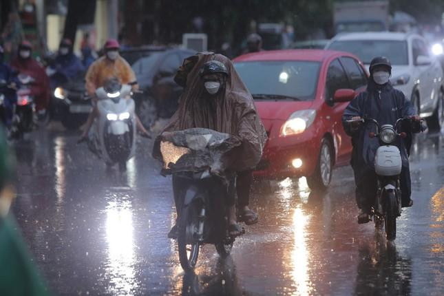 Nhiều vùng trên cả nước tiếp tục mưa dông trong hôm nay (31/7).